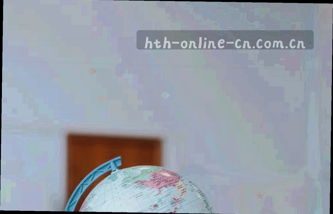 海岛夜色下的城市灯带与海面反光，冷蓝与暖金交错